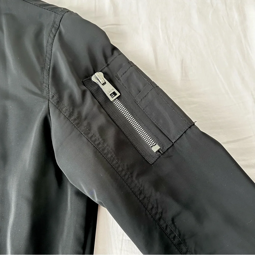 Levi's Lightweight Bomber Jacket in black - Picture 5 of 8